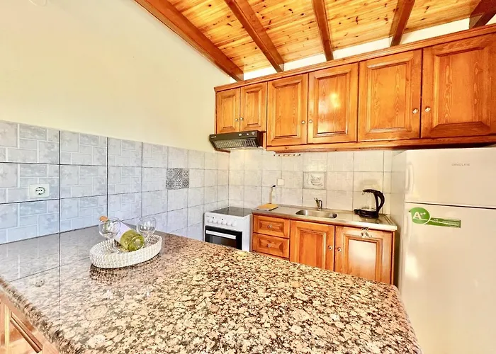 Renas Maisonette Unit 2 Near By Dadovillas * Рода